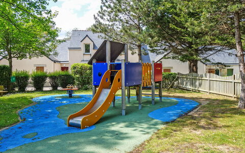Ploemel 100: Terrain De Jeux, Équipement Extérieur Play, Espace Public, Toboggan, Propriété, Établissements Humains, Chute, Loisir, Des Loisirs, Immobilier