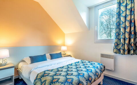 Ploemel 100: Chambre, Lit, Pièce, Meubles, Propriété, Drap De Lit, Literie, Cadre De Lit, Design Intérieur, Mur