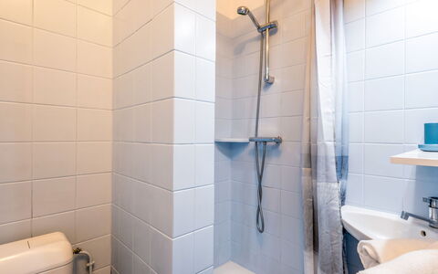 Ploemel 100: Salle De Bains, Pièce, Propriété, Tuile, Mur, Luminaire Plomberie, Accessoire Salle De Bain, Architecture, Douche, Bar De Douche