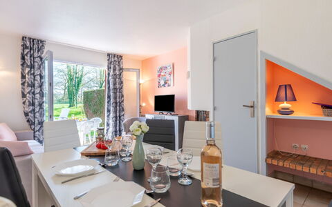 Ploemel 100: Pièce, Propriété, Design Intérieur, Meubles, Bâtiment, Table, Orange, Salle À Manger, Immobilier, Maison