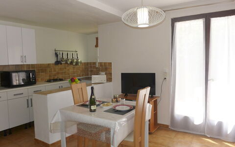 Les Issambres 145: Cabinetry, Propriété, Meubles, Table, Fenêtre, Bois, Design Intérieur, Bâtiment, Comptoir, Cuisinière