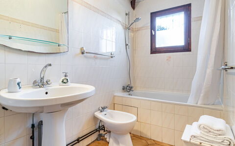 La Poste: Miroir, Luminaire Plomberie, Robinet, Lavabo, Propriété, Évier, Blanc, Violet, Salle De Bains, Bleu