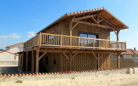 Les Mouettes: Ciel, Bâtiment, Fenêtre, Bois, Maison, Chalet, Nuage, Siding, Façade, Toit