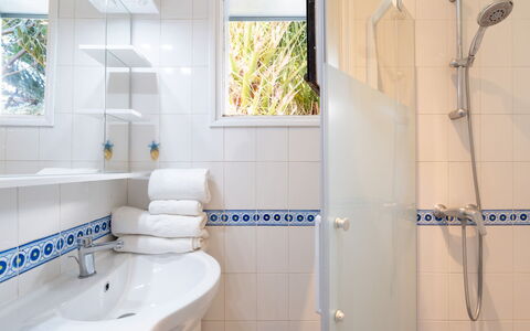 Poste: Luminaire Plomberie, Propriété, Robinet, Tete De Douche, Fenêtre, Salle De Bains, Évier, Design Intérieur, Panneau De Douche