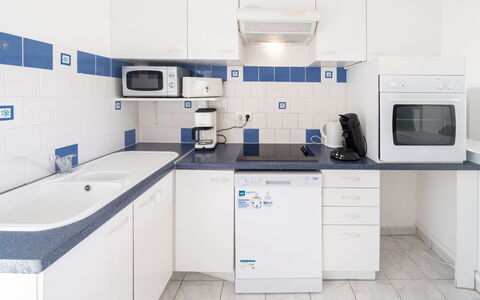 Patguyflor: Cabinetry, Evier, Évier, Bâtiment, Comptoir, Robinet, Appareil De Cuisine, Cuisinière, Cuisine, Électroménager