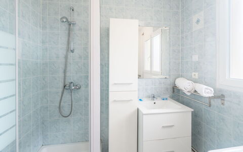 Patguyflor: Propriété, Luminaire Plomberie, Tete De Douche, Évier, Cabinetry, Fenêtre, Armoire De Toilette, Salle De Bains, Robinet