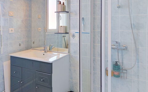 Patguyflor: Salle De Bains, Lavabo, Luminaire Plomberie, Sol, Évier, Design Intérieur, Sol, Robinet, Armoire De Toilette, Plomberie