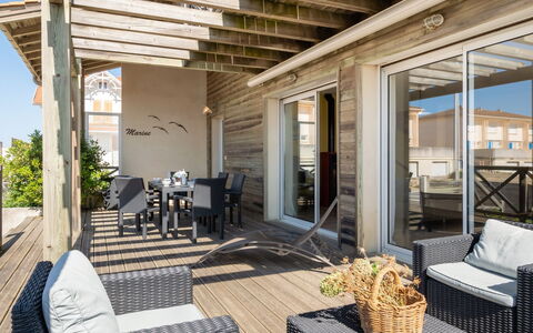 Villa Marine: L'Eau, Plante, Bâtiment, Jour, Propriété, Ciel, Piscine, Bleu Azur, Arbre, Plan D'Eau