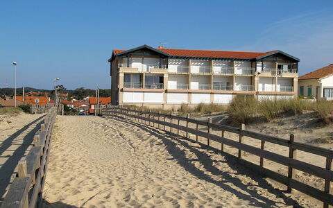 Les Goelands: Le Sable, Propriété, Ciel, Maison, Architecture, Plage, Bâtiment, Immobilier, Domicile, Clôture