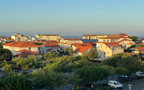Les Goelands: Ciel, Voiture, Bâtiment, Jour, Plante, Roue, Fenêtre, Véhicule, Arbre, Maison