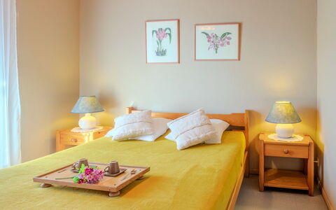 Oyan Aldo: Meubles, Lit, Chambre, Design Intérieur, Sol, Drap De Lit, Bois, Pièce, Literie, Sol