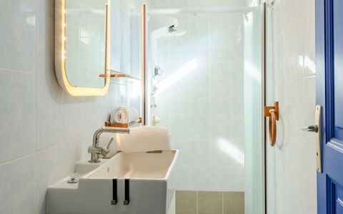 Oyan Aldo: Mur, Luminaire Plomberie, Salle De Bains, Design Intérieur, Lavabo, Sol, Robinet, Plomberie, Luminaire, Éclairage