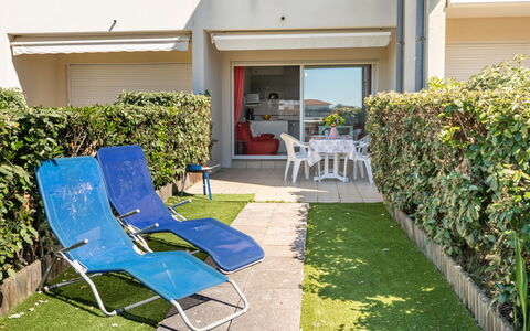 Mimizan 461: Plante, Meubles, Propriété, Fenêtre, Ombre, Bâtiment, Mobilier De Jardin, Lot Terre, Chaise, Herbe