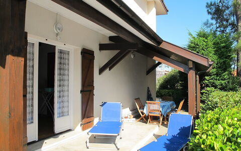Tourterelles: Plante, Propriété, Bâtiment, Ombre, Chaise, Ciel, Mobilier De Jardin, Chalet, Arbre, Porte