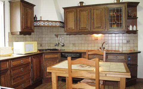 Tourterelles: Meubles, Comptoir, Cabinetry, Pièce, Cuisine, Propriété, Design Intérieur, Bâtiment, Dur, Sol