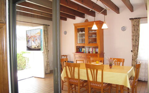 Tourterelles: Propriété, Pièce, Bâtiment, Faisceau, Plafond, Salle À Manger, Meubles, Maison, Design Intérieur, Table