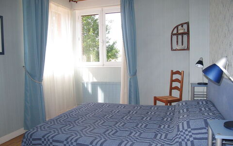Tourterelles: Pièce, Chambre, Meubles, Propriété, Lit, Drap De Lit, Sol, Design Intérieur, Bâtiment, Rideau