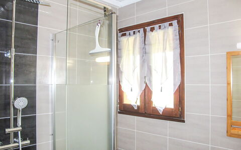 Le Fournil: Pièce, Propriété, Salle De Bains, Tuile, Mur, Verre, Design Intérieur, Porte, Immobilier, Bâtiment