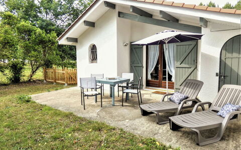 Le Fournil: Meubles, Plante, Bâtiment, Ombre, Arbre, Lot Terre, Ciel, Chalet, Chaise, Zone Résidentielle