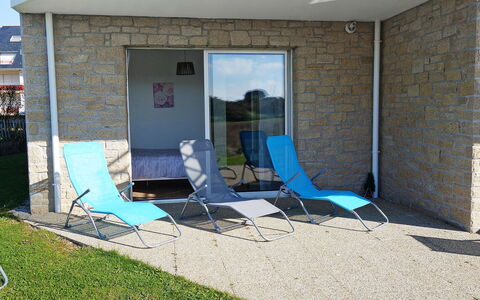 Le Domaine de Fort Neuf: Propriété, Vert, Bleu, Maison, Bâtiment, Mur, Architecture, Immobilier, Meubles, Chaise