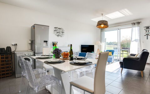 Le Domaine de Fort Neuf: Propriété, Pièce, Salle À Manger, Design Intérieur, Meubles, Bâtiment, Table, Sol, Maison, Plafond