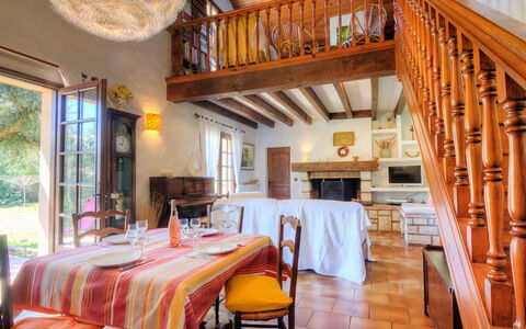 Faisans: Propriété, Table, Meubles, Chaise, Nappe De Table, Bâtiment, Design Intérieur, Bois, Sol, Escaliers