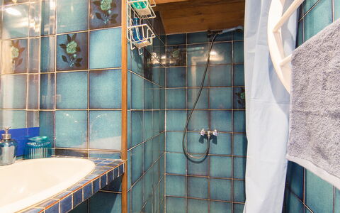 Faisans: Luminaire Plomberie, Bleu Azur, Bleu, Évier, Salle De Bains, Design Intérieur, Douche, Robinet, Plomberie, Sol