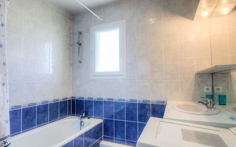Maria Callas: Luminaire Plomberie, Propriété, Armoire De Toilette, Robinet, Bâtiment, Fenêtre, Salle De Bains, Évier, Baignoire, Violet