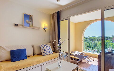 Les Issambres 125: Design Intérieur, Sol, Sol, Meubles, Appartement, Domicile, Plafond, Salon, Chaise