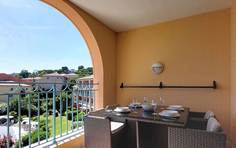 Les Issambres 125: Appartement, Balcon, Tache De Bois, Chaise, Ombre, Vernis, Table Cuisine Et Salle A Manger, Comptoir, Plante D'Appartement, Villa