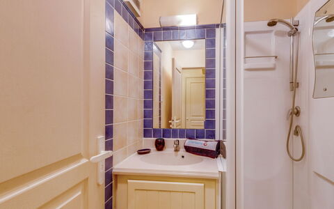 Les Issambres 125: Salle De Bains, Pièce, Propriété, Tuile, Immobilier, Design Intérieur, Bâtiment, Sol, Maison, Architecture