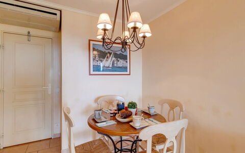 Les Issambres 125: Salle À Manger, Pièce, Propriété, Plafond, Lustre, Design Intérieur, Meubles, Table, Éclairage, Luminaire