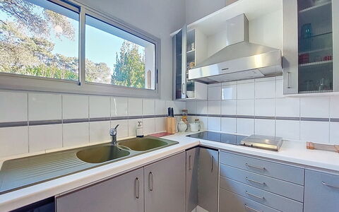Bernadon: Cuisine, Appareil De Cuisine, Comptoir, Cabinetry, Principaux Appliance, Sol, Design Intérieur, Evier, Électroménager, Luminaire Plomberie