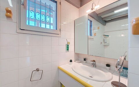 Bernadon: Lavabo, Salle De Bains, Luminaire Plomberie, Mur, Design Intérieur, Évier, Sol, Sol, Robinet, Miroir