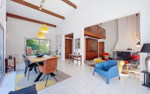 Bernadon: Meubles, Design Intérieur, Sol, Sol, Bois, Plafond, Pièce, Table, Chaise, Salon