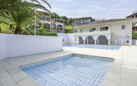 Résidence Soko Eder: Ciel, Bâtiment, Nuage, Fenêtre, Piscine, L'Eau, Arbre, Ombre, Plante, Sol