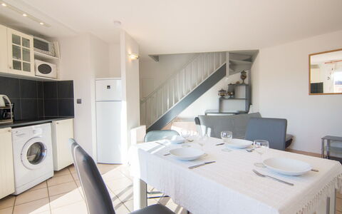 Les Andalouses: Meubles, Cabinetry, Table, Bâtiment, Chaise, Appareil De Cuisine, Nappe De Table, Sol, Sol, Bois