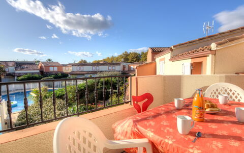 Les Andalouses: Ciel, Nuage, Bâtiment, Table, Propriété, Meubles, Plante, Design Intérieur, Chaise, Mobilier De Jardin