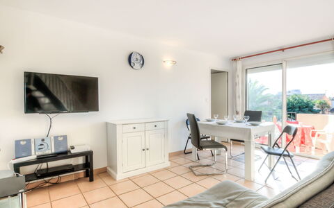 Les Andalouses: Propriété, Cadre, Fenêtre, Table, Canapé, Design Intérieur, Bois, Salon, Sol, L'Horloge
