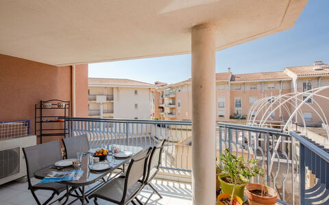 Fréjus 504: Table, Bâtiment, Propriété, Meubles, Ciel, Plante, Chaise, Pot De Fleur, Design Intérieur, Ombre
