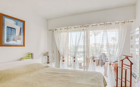 Fréjus 504: Chambre, Pièce, Propriété, Meubles, Lit, Design Intérieur, Cadre De Lit, Plafond, Drap De Lit, Rideau