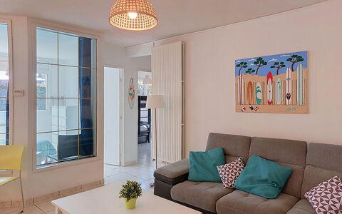 Artémis: Meubles, Design Intérieur, Sol, Mur, Sol, Canapé, Pièce, Plafond, Bois, Salon