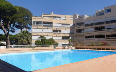 Hyères 220: L'Eau, Bâtiment, Propriété, Jour, Ciel, Piscine, Plante, Bleu Azur, Arbre, Fenêtre