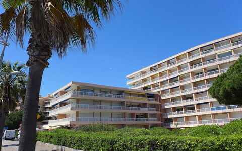 Fréjus 101: Bâtiment, Ciel, Plante, Jour, Propriété, Bleu Azur, Arbre, Bloc Tour, Condominium, Design Urbain