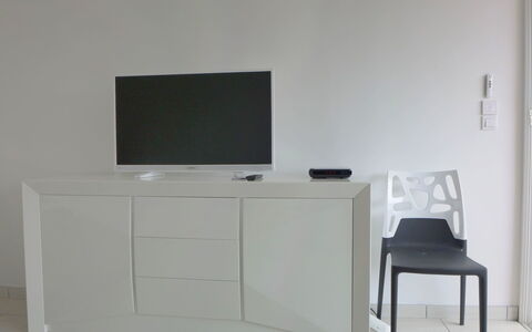 Fréjus 101: Meubles, Blanc, Pièce, Table, Écran Plat, Mur, Commode, Bureau, Matériel De La Propriété, Buffet