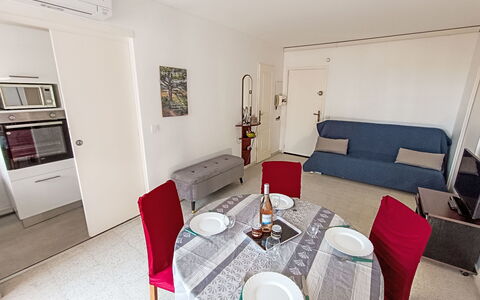 Fréjus 101: Sol, Sol, Meubles, Design Intérieur, Pièce, Appartement, Chaise, Plafond, Canapé, Salon