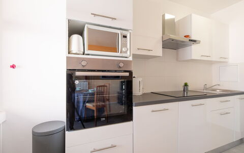Fréjus 101: Cabinetry, Propriété, Comptoir, Évier, Evier, Cuisinière, Appareil De Cuisine, Design Intérieur, Robinet, Cuisine