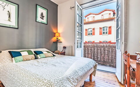 Orpia: Chambre, Lit, Meubles, Design Intérieur, Linge, Sol, Textile, Pièce, Drap De Lit, Literie