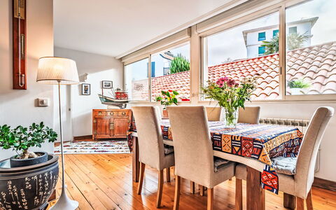 Orpia: Meubles, Design Intérieur, Sol, Bois, Sol, Table, Plafond, Chaise, Pièce, Salle À Manger
