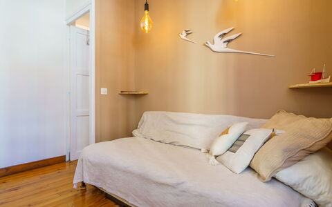 Orpia: Propriété, Meubles, Confort, Bois, Bâtiment, Éclairage, Lampe, Cadre De Lit, Sol, Design Intérieur